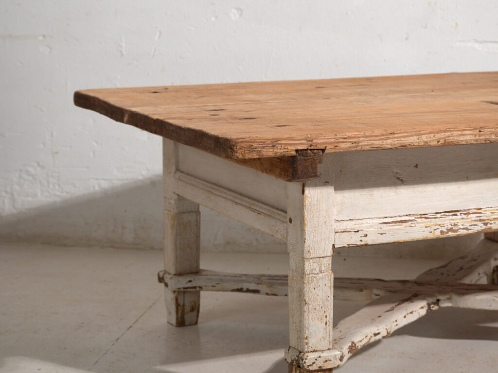 Mesa baja antigua en madera de pino – Europa central, circa 1900