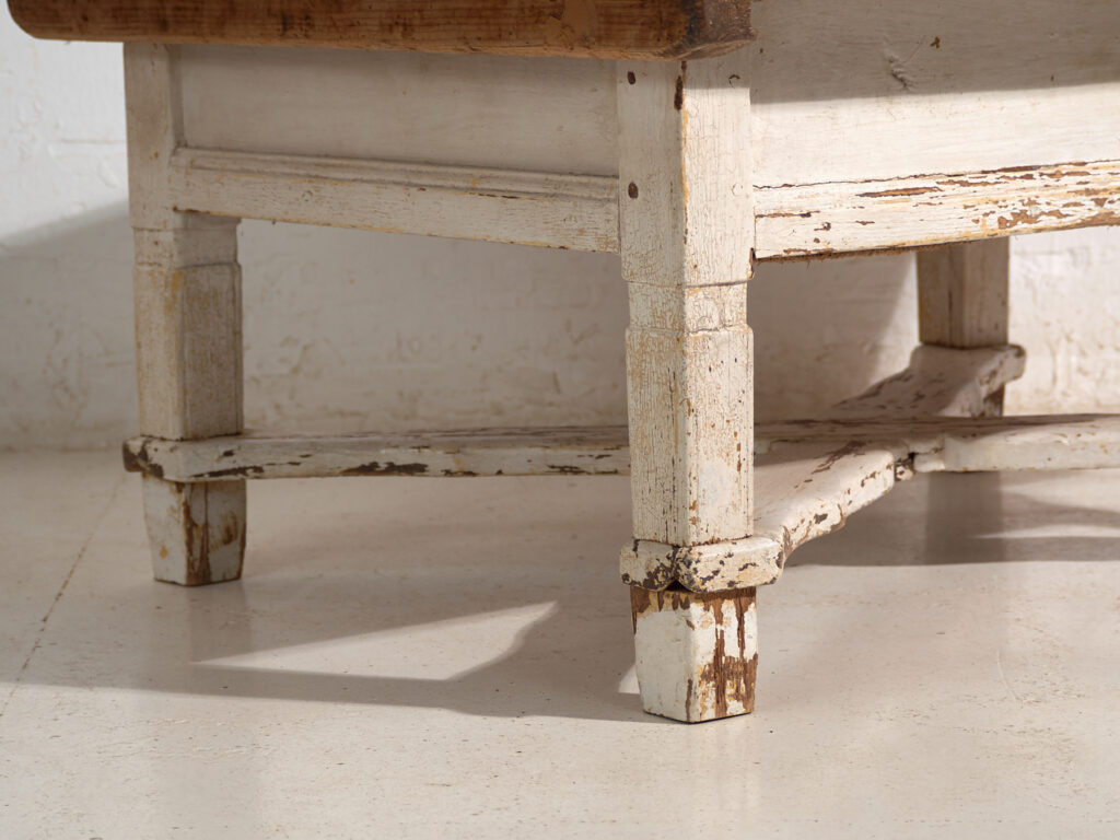 Mesa baja antigua en madera de pino – Europa central, circa 1900