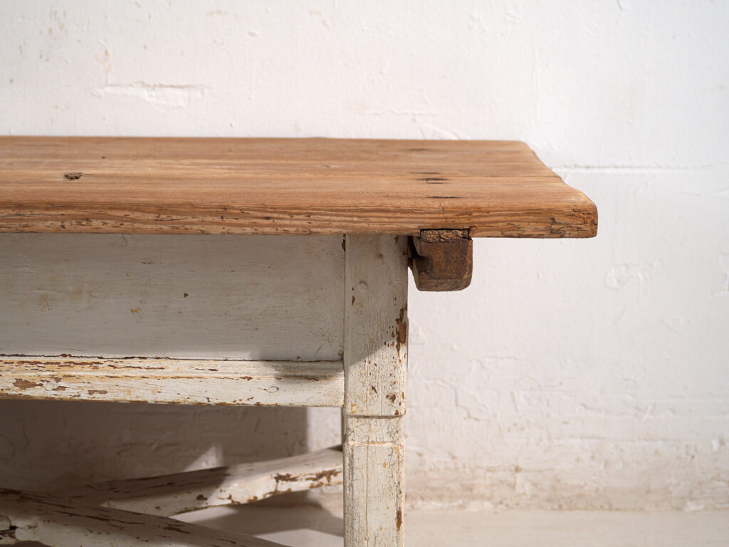 Mesa baja antigua en madera de pino – Europa central, circa 1900