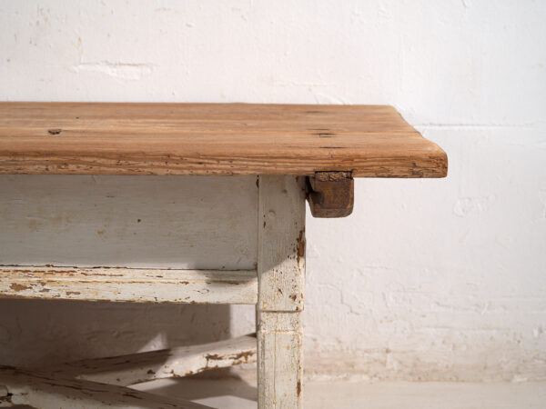Mesa baja antigua en madera de pino – Europa central, circa 1900