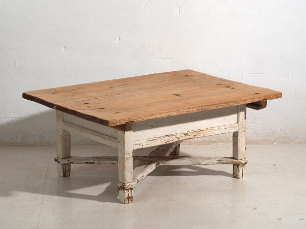 Mesa baja antigua en madera de pino – Europa central, circa 1900