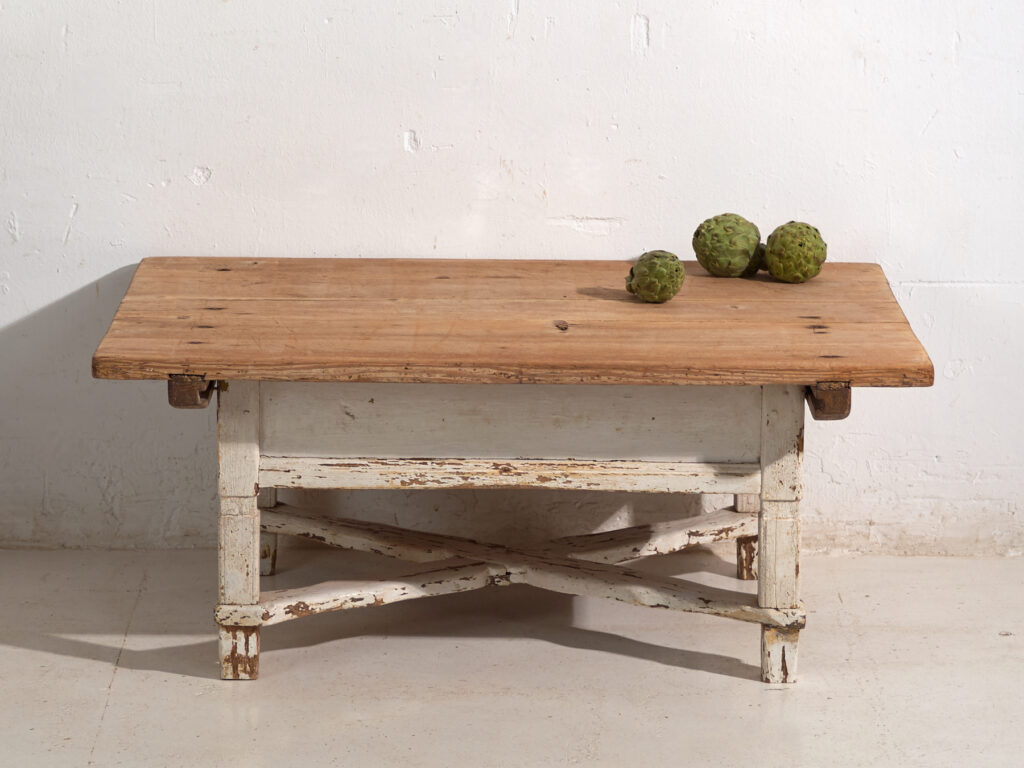 Mesa baja antigua en madera de pino – Europa central, circa 1900