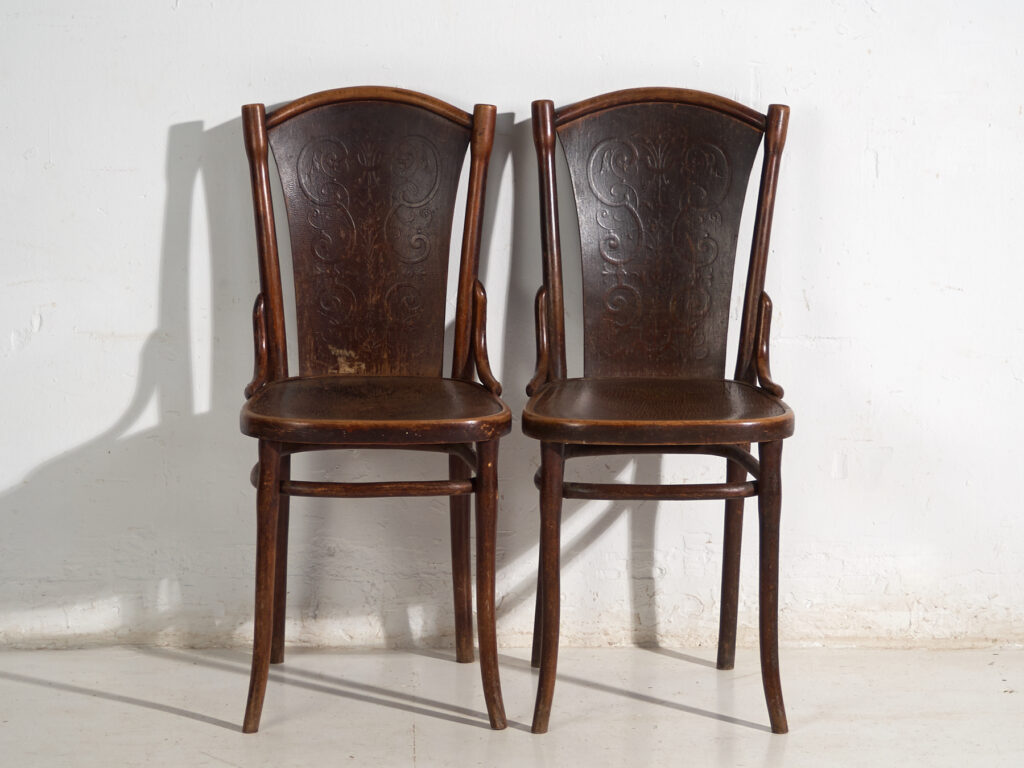 Conjunto de 2 sillas antiguas de madera curvada Thonet – Europa central, circa 1900-1920