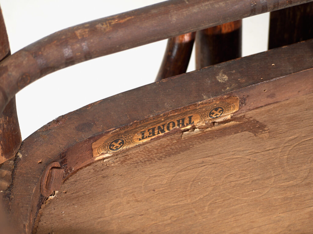 Conjunto de 2 sillas antiguas de madera curvada Thonet – Europa central, circa 1900-1920
