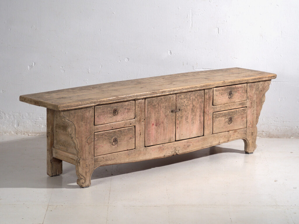 Aparador bajo antiguo en madera de pino – China, circa 1920