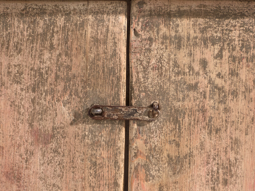 Aparador bajo antiguo en madera de pino – China, circa 1920