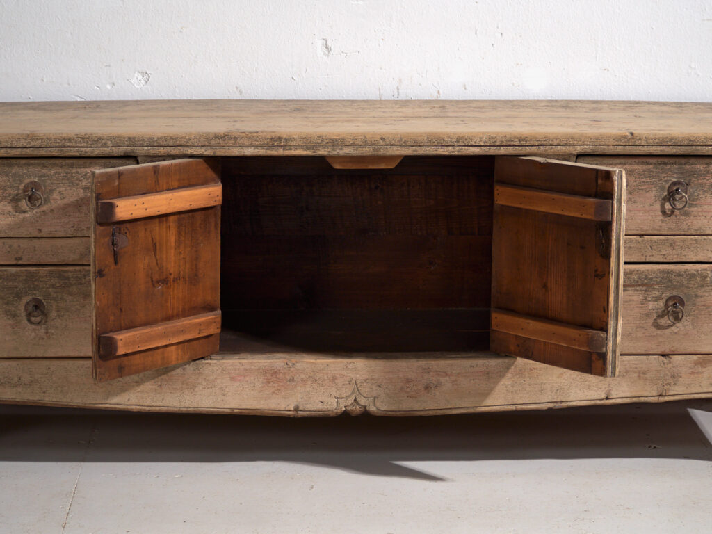 Aparador bajo antiguo en madera de pino – China, circa 1920