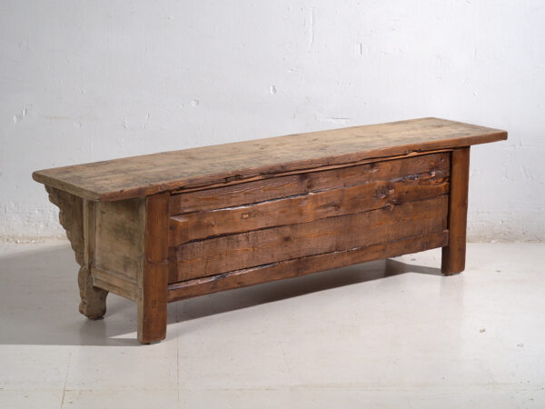 Aparador bajo antiguo en madera de pino – China, circa 1920