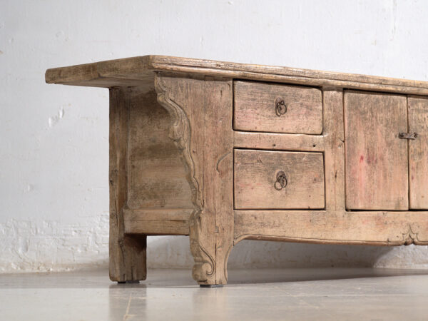 Aparador bajo antiguo en madera de pino – China, circa 1920