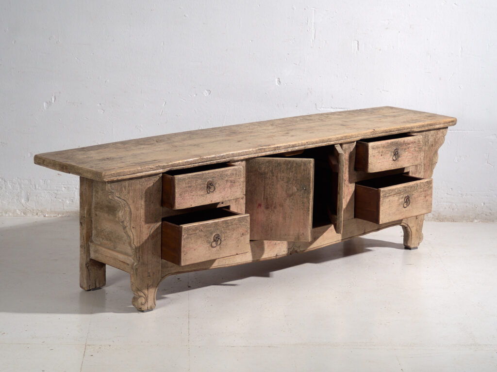Aparador bajo antiguo en madera de pino – China, circa 1920