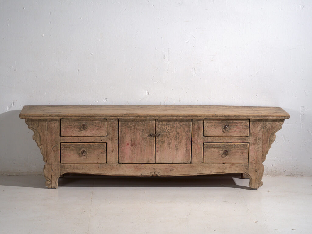 Aparador bajo antiguo en madera de pino – China, circa 1920