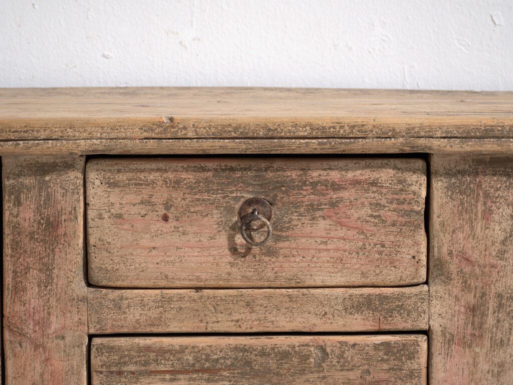 Aparador bajo antiguo en madera de pino – China, circa 1920