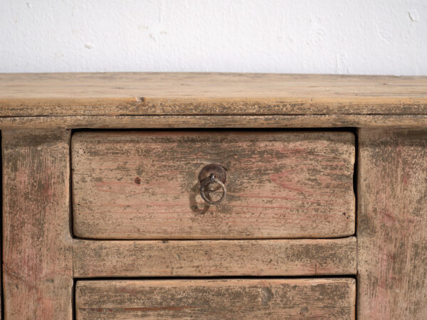 Aparador bajo antiguo en madera de pino – China, circa 1920