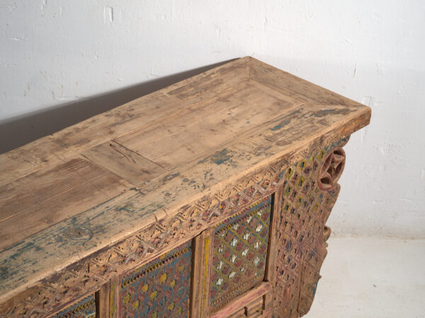 Aparador bajo antiguo tallado en abeto con paneles ornamentados – Gansu, circa 1930