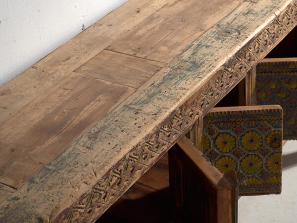 Aparador bajo antiguo tallado en abeto con paneles ornamentados – Gansu, circa 1930