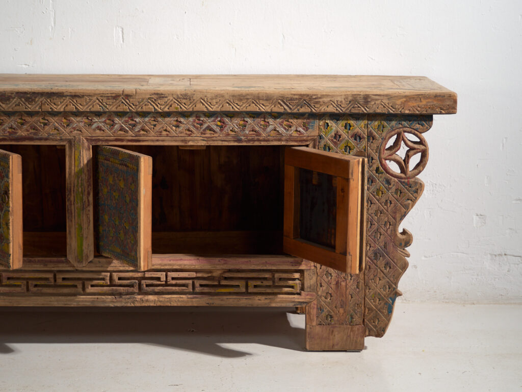 Aparador bajo antiguo tallado en abeto con paneles ornamentados – Gansu, circa 1930