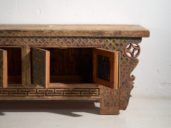 Aparador bajo antiguo tallado en abeto con paneles ornamentados – Gansu, circa 1930