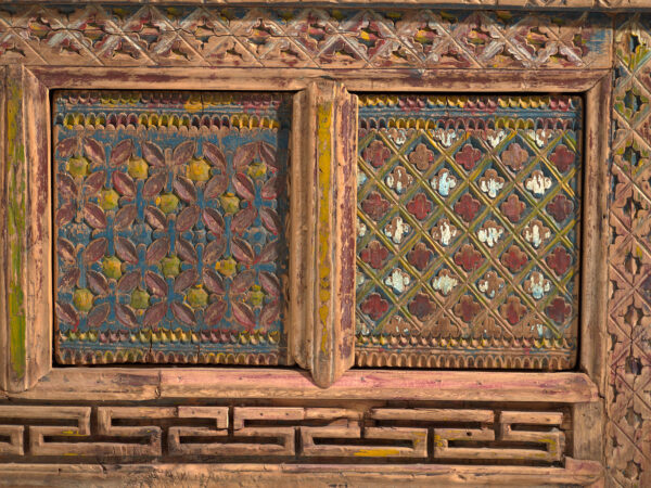 Aparador bajo antiguo tallado en abeto con paneles ornamentados – Gansu, circa 1930