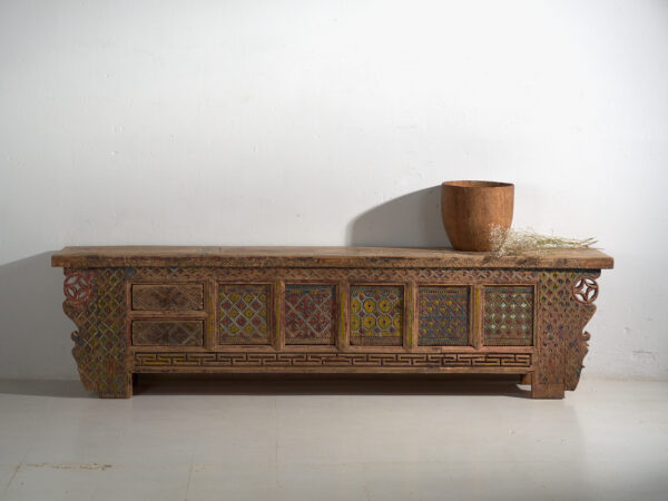 Aparador bajo antiguo tallado en abeto con paneles ornamentados – Gansu, circa 1930
