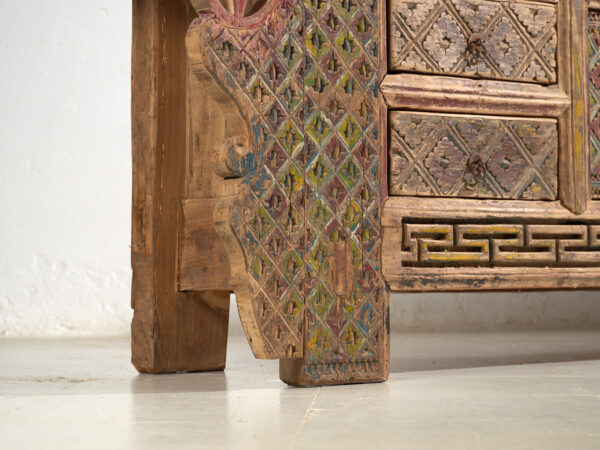 Aparador bajo antiguo tallado en abeto con paneles ornamentados – Gansu, circa 1930