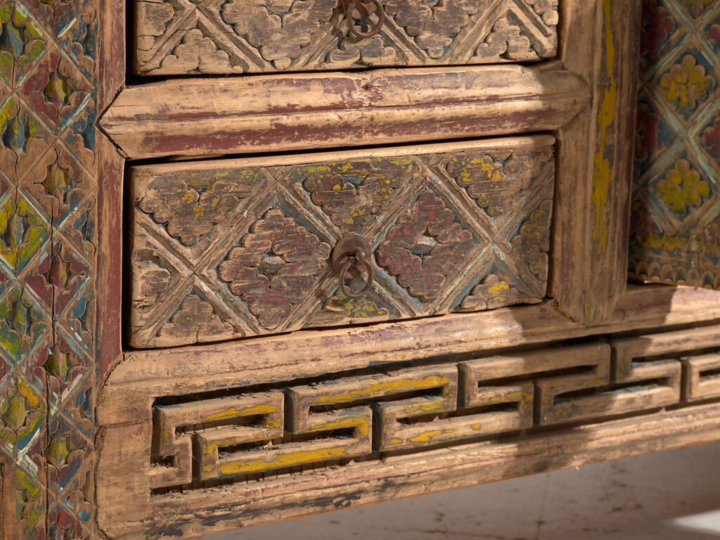 Aparador bajo antiguo tallado en abeto con paneles ornamentados – Gansu, circa 1930