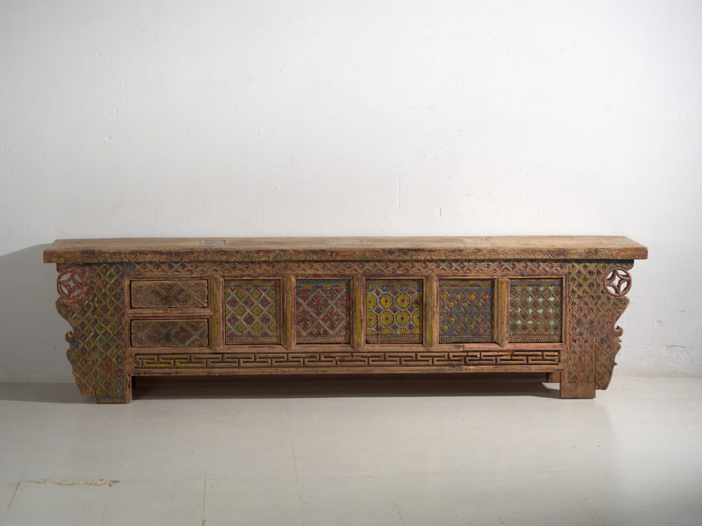 Aparador bajo antiguo tallado en abeto con paneles ornamentados – Gansu, circa 1930