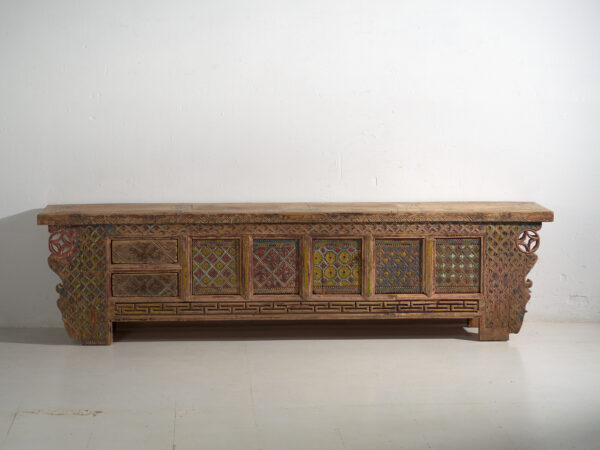 Aparador bajo antiguo tallado en abeto con paneles ornamentados – Gansu, circa 1930