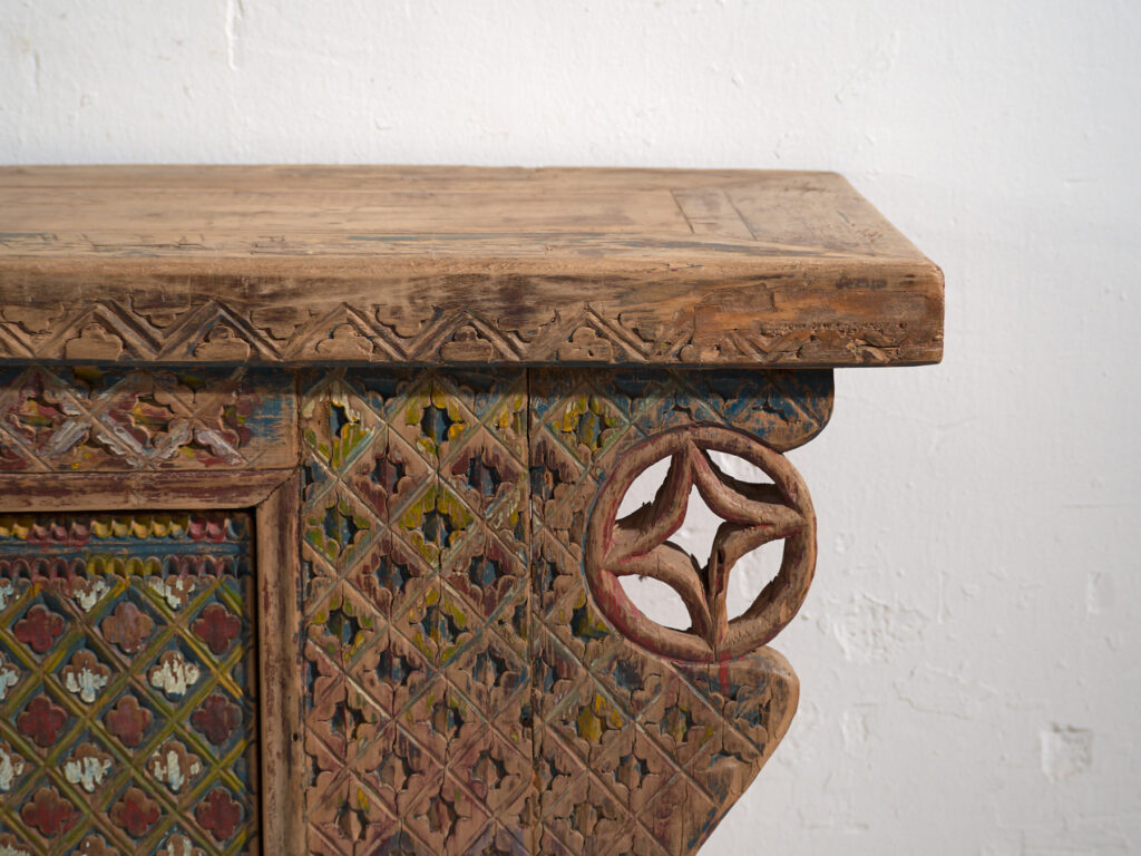 Aparador bajo antiguo tallado en abeto con paneles ornamentados – Gansu, circa 1930