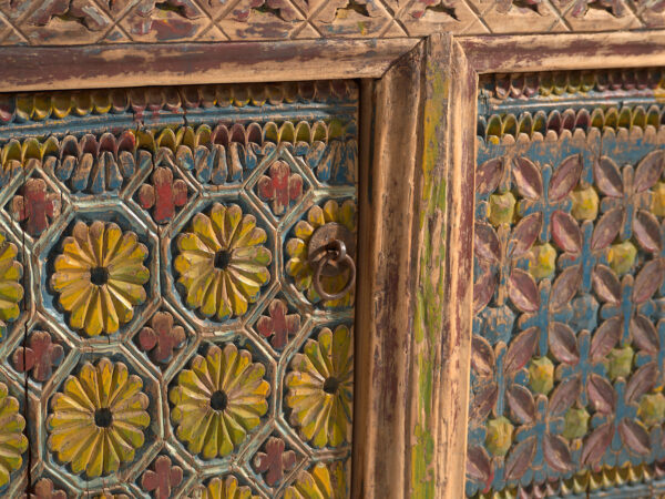 Aparador bajo antiguo tallado en abeto con paneles ornamentados – Gansu, circa 1930