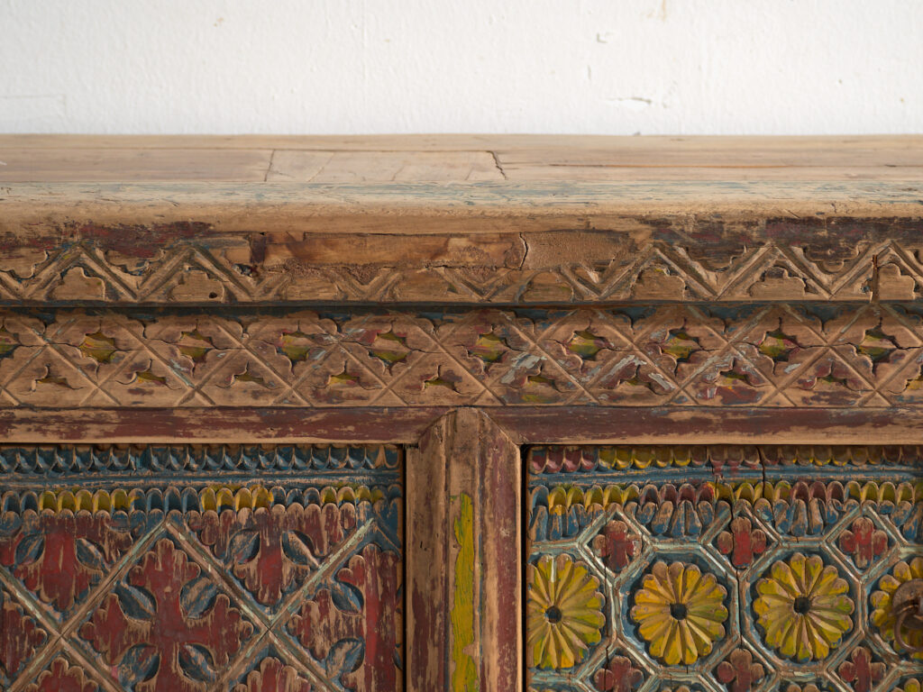 Aparador bajo antiguo tallado en abeto con paneles ornamentados – Gansu, circa 1930