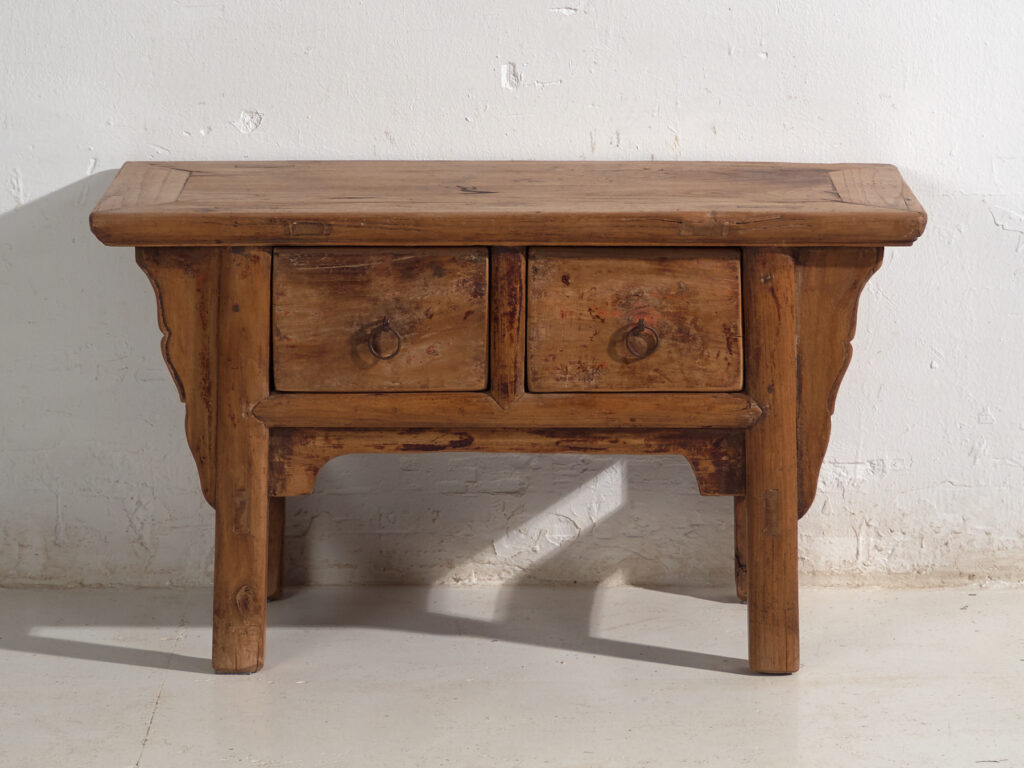 Shanxi low console in elm with drawers – China, circa 1930