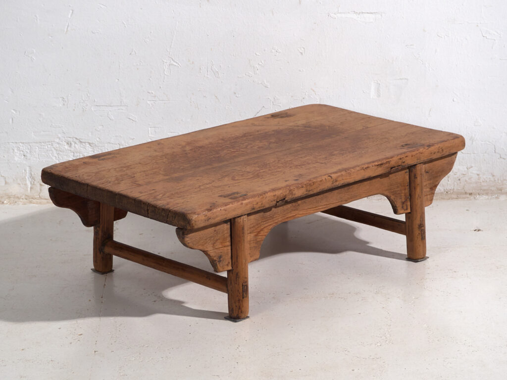 Mesa baja antigua en madera de pino – China, circa 1930