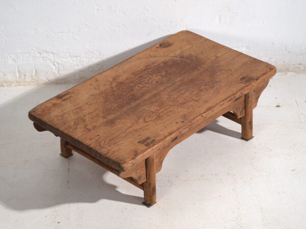 Mesa baja antigua en madera de pino – China, circa 1930