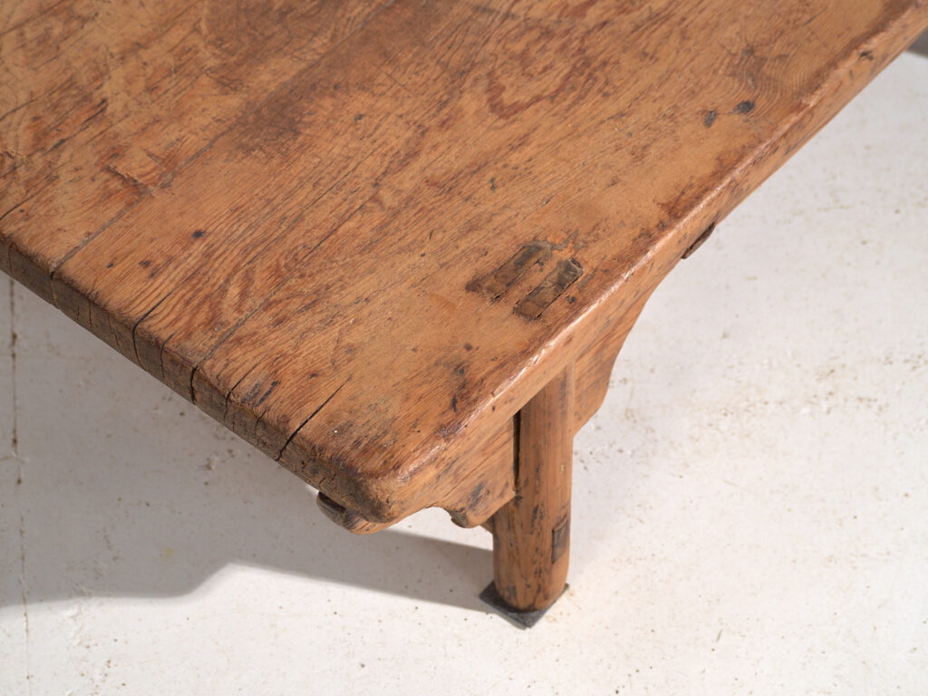 Mesa baja antigua en madera de pino – China, circa 1930
