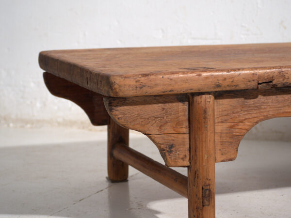 Mesa baja antigua en madera de pino – China, circa 1930