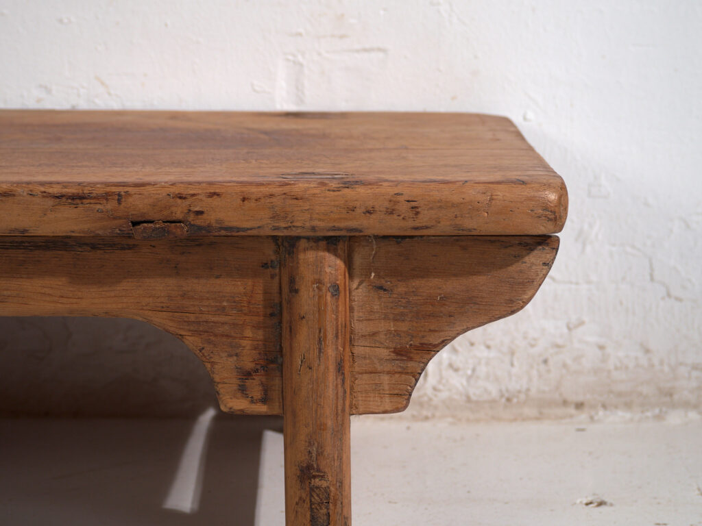 Mesa baja antigua en madera de pino – China, circa 1930
