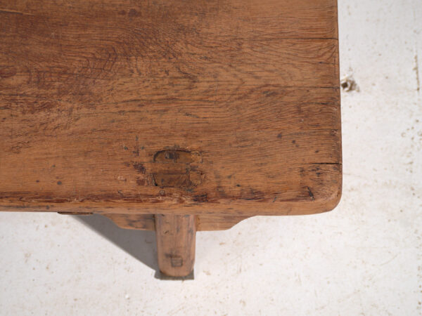 Mesa baja antigua en madera de pino – China, circa 1930