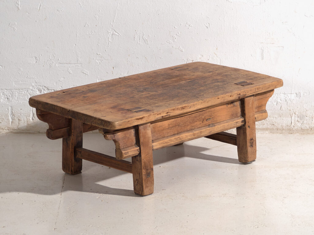 Mesa baja antigua en madera de olmo – China, circa 1930
