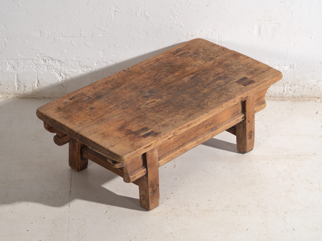 Mesa baja antigua en madera de olmo – China, circa 1930