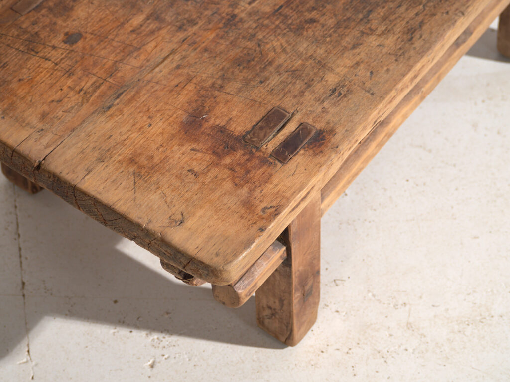 Mesa baja antigua en madera de olmo – China, circa 1930