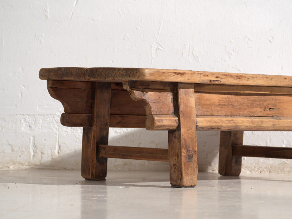 Mesa baja antigua en madera de olmo – China, circa 1930