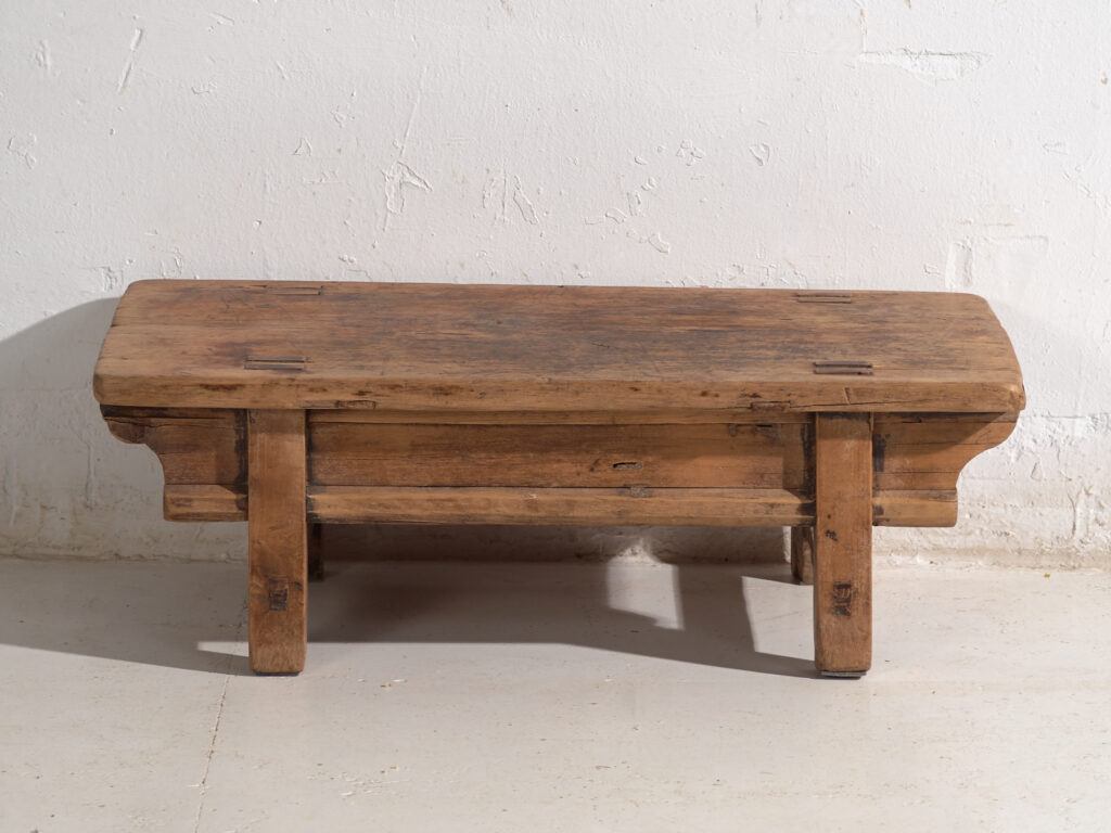 Mesa baja antigua en madera de olmo – China, circa 1930