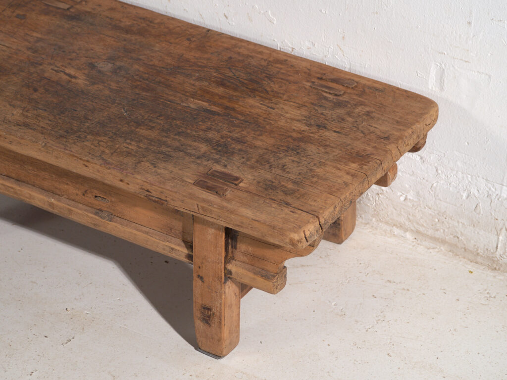 Mesa baja antigua en madera de olmo – China, circa 1930