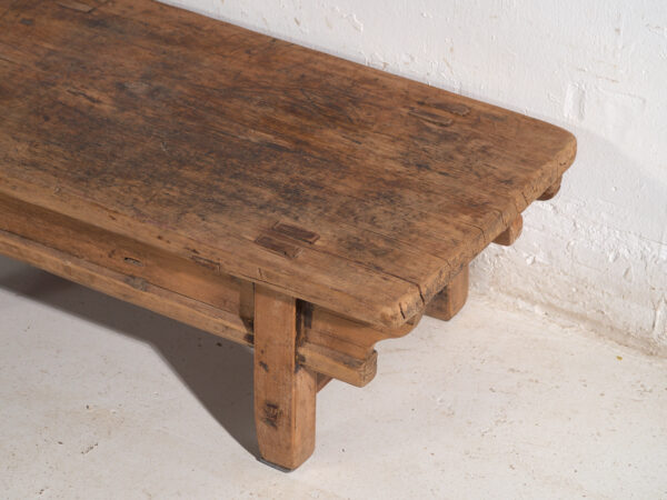 Mesa baja antigua en madera de olmo – China, circa 1930