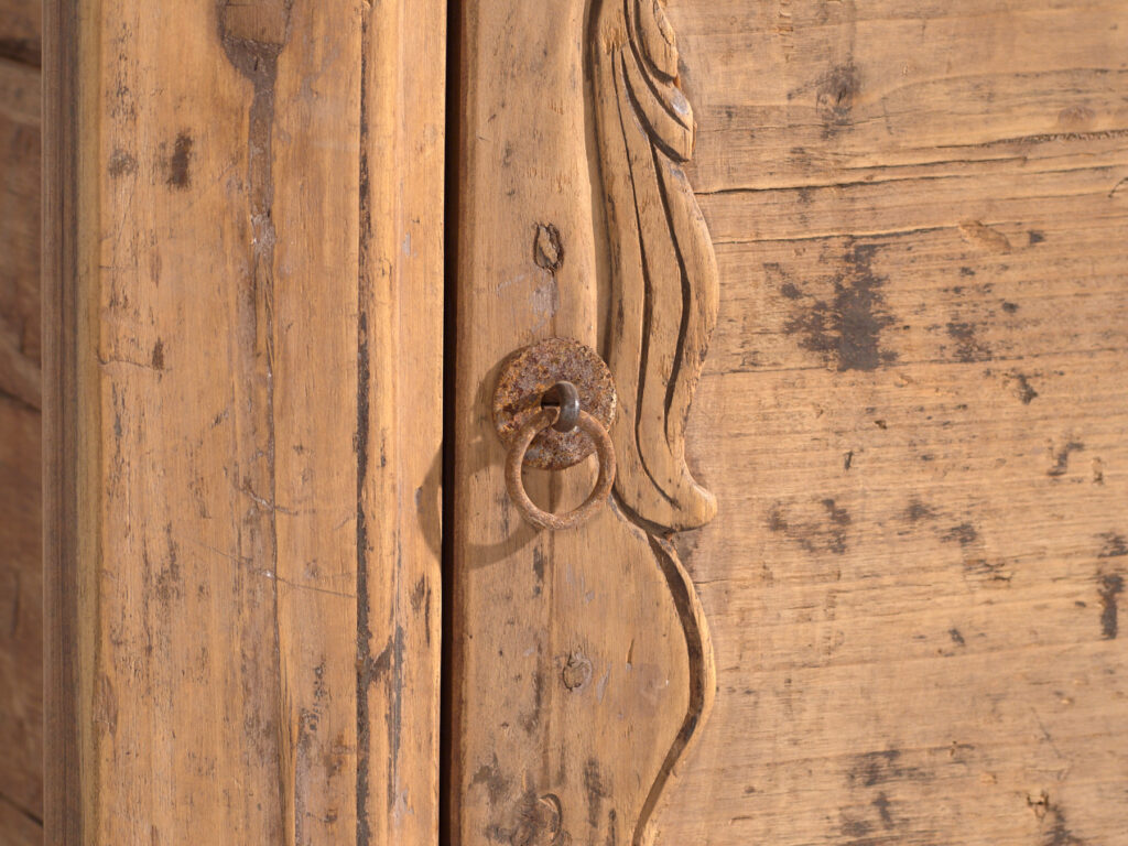 Armario bajo Shanxi en olmo con puerta tallada – China, circa 1930