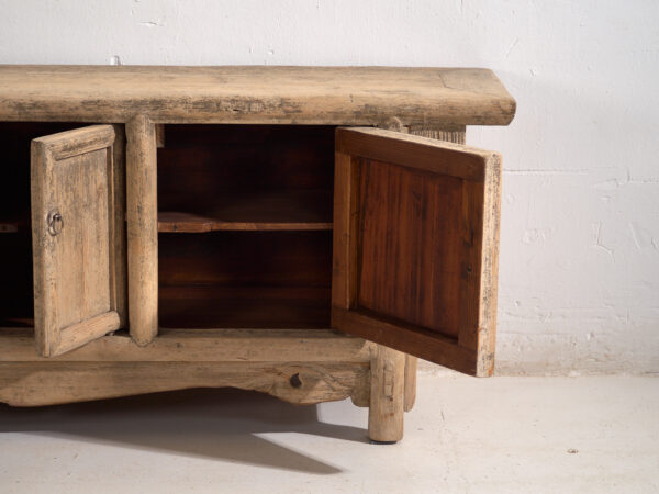 Aparador bajo antiguo en madera de olmo – China, circa 1920