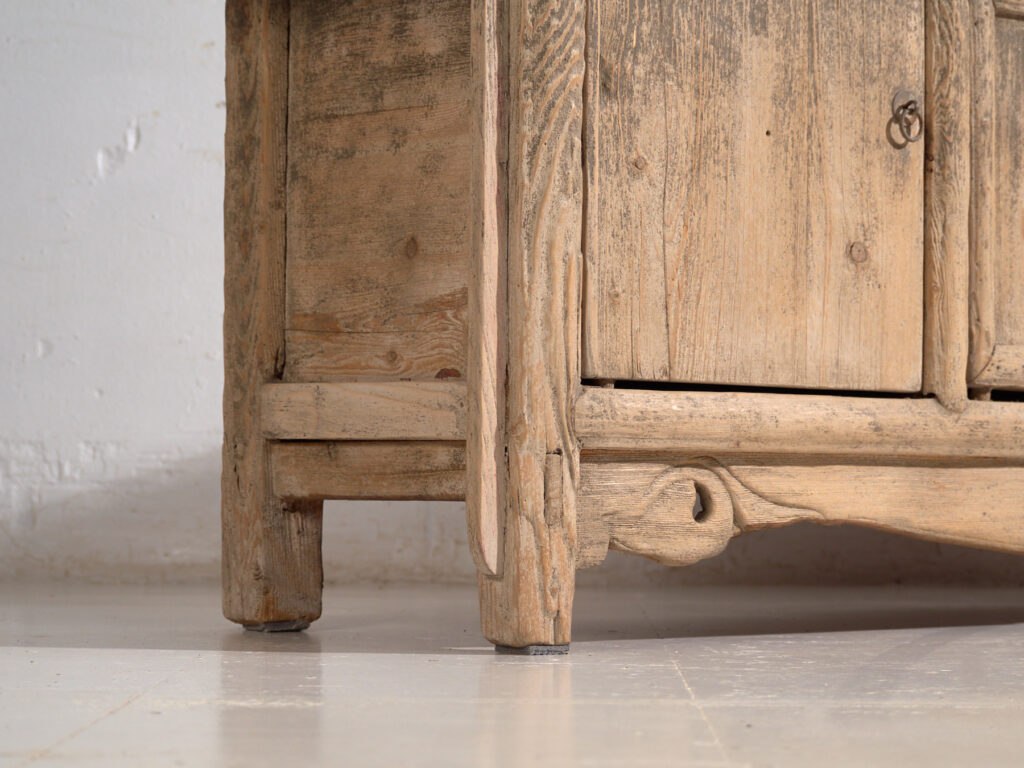 Aparador bajo antiguo en madera de olmo – China, circa 1920