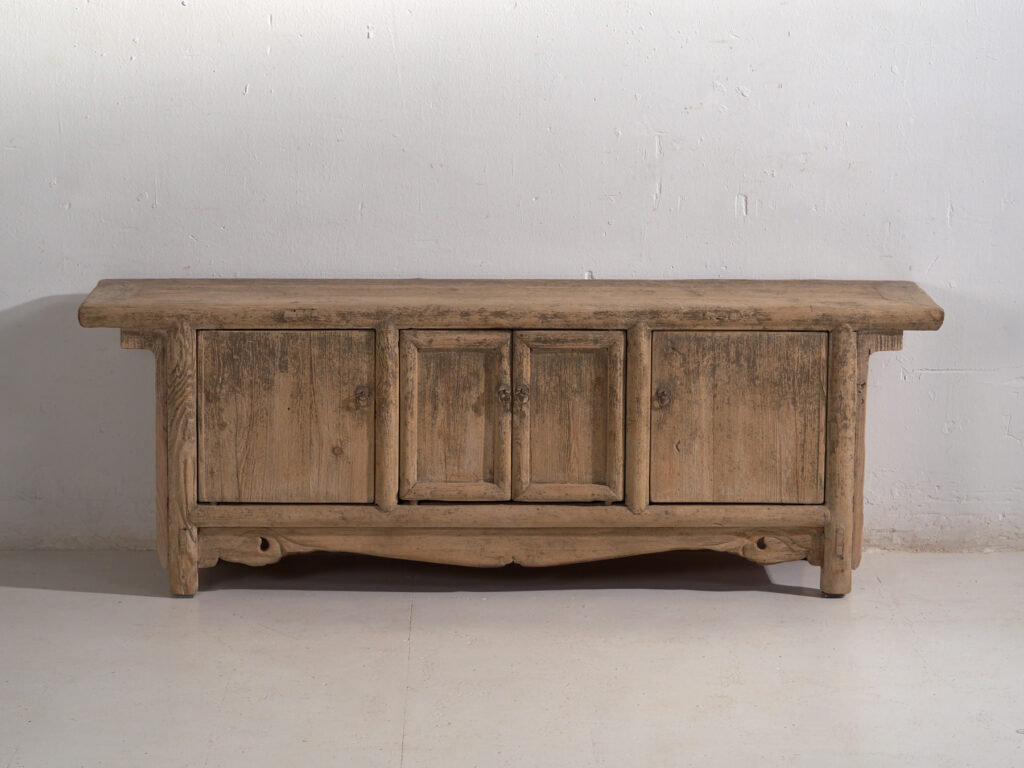 Aparador bajo antiguo en madera de olmo – China, circa 1920