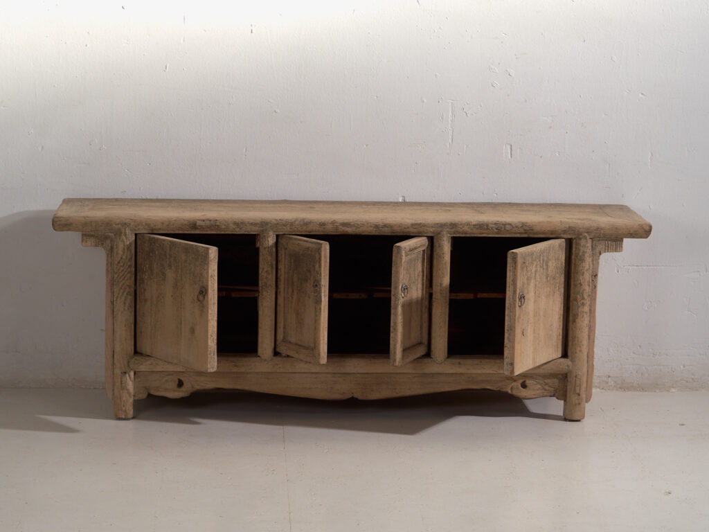 Aparador bajo antiguo en madera de olmo – China, circa 1920