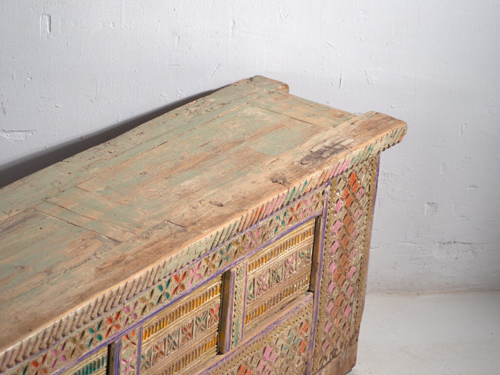 Aparador antiguo pintado en madera de pino – Xinjiang, circa 1930